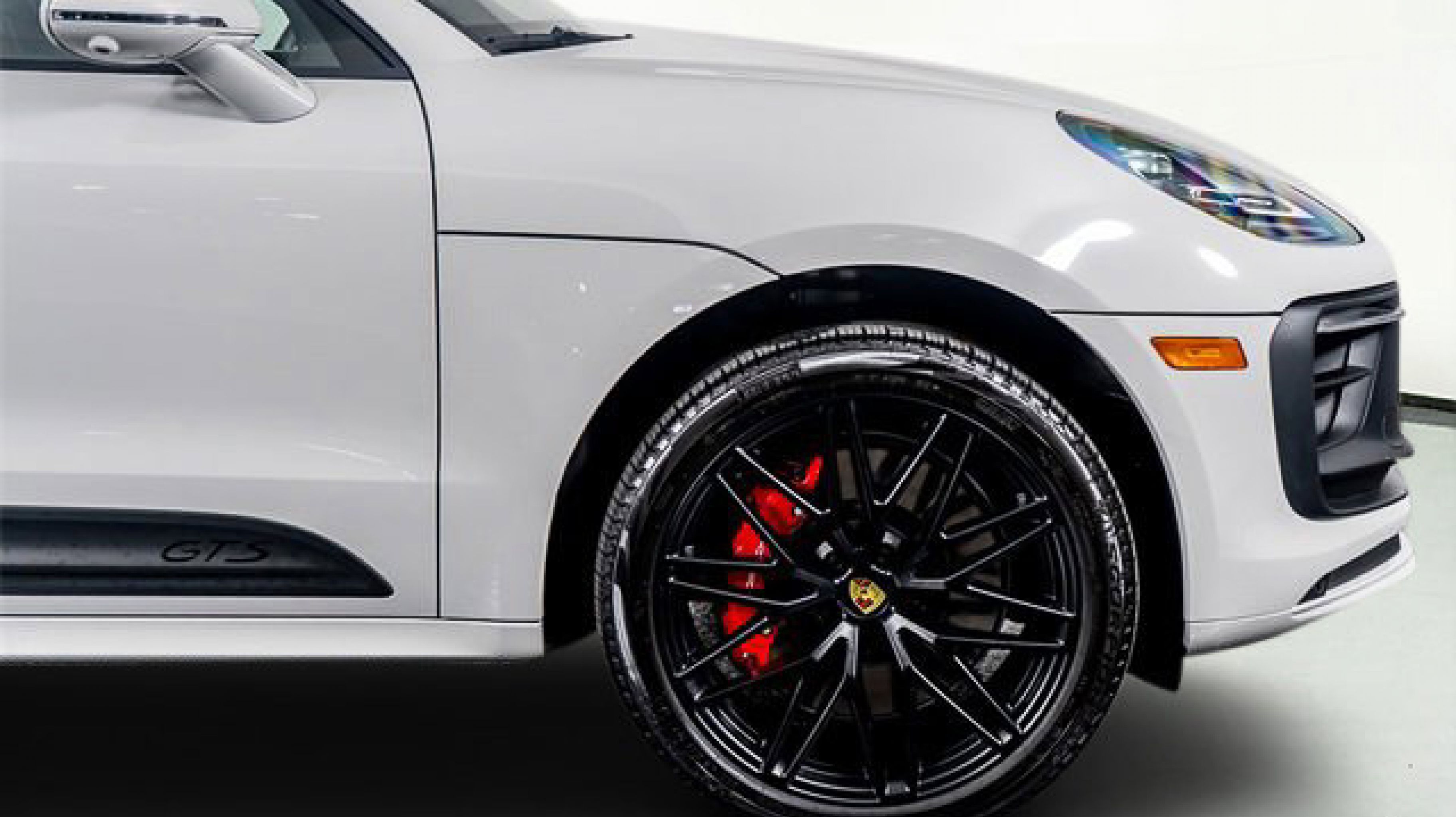 2025 Porsche Macan GTS photo 2