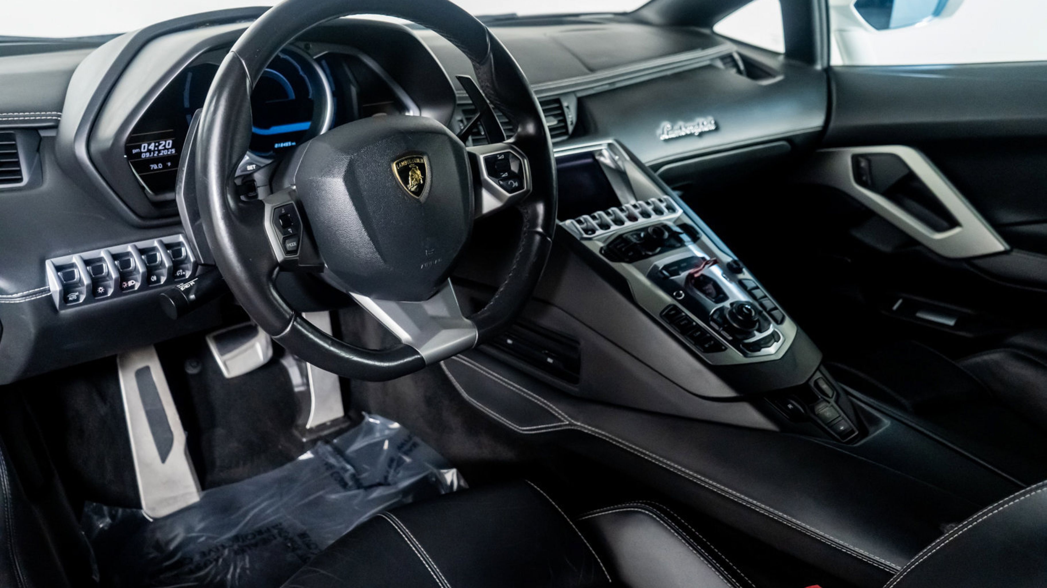 2015 Lamborghini Aventador Roadster photo 2