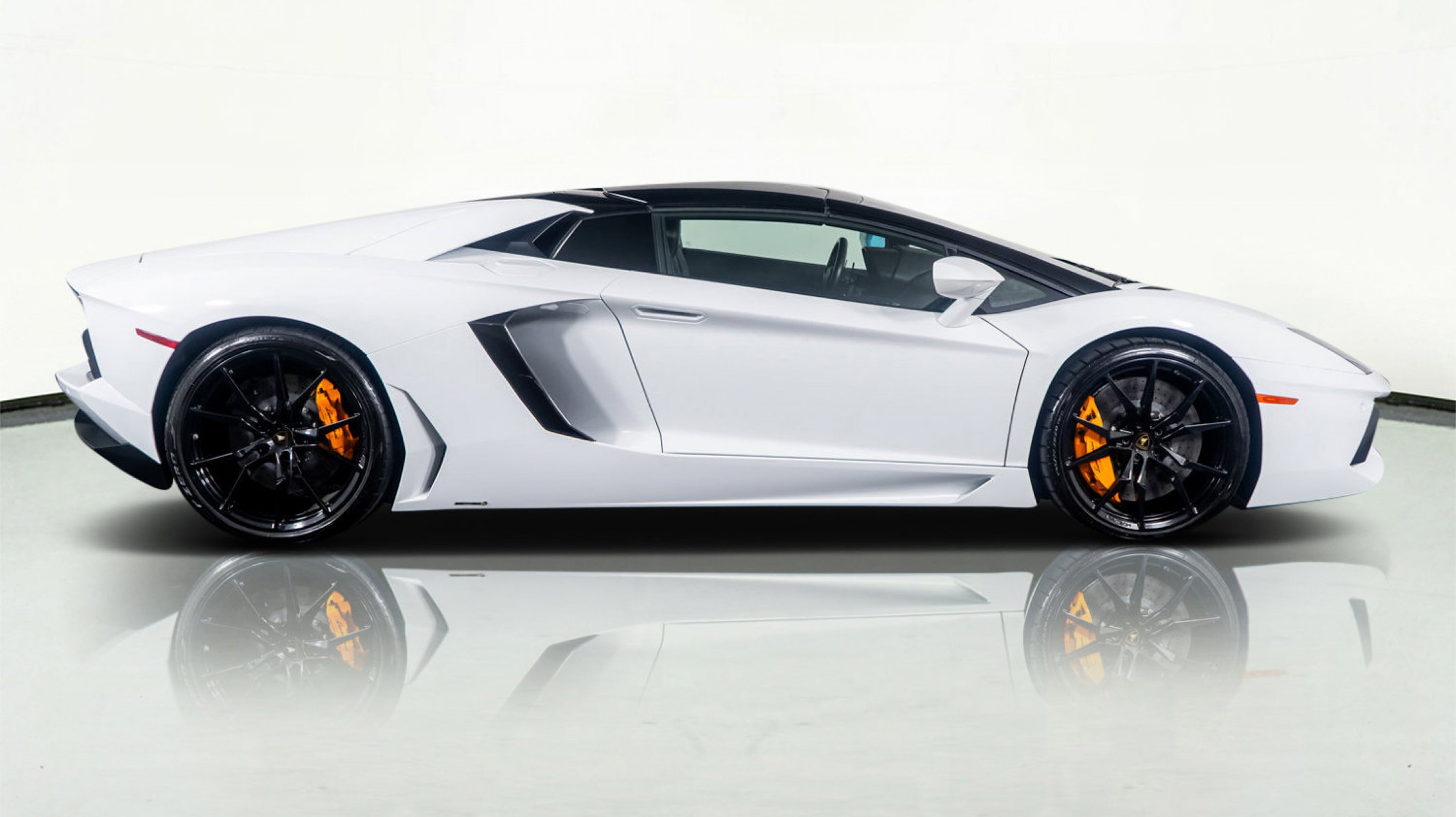 2015 Lamborghini Aventador Roadster photo 4