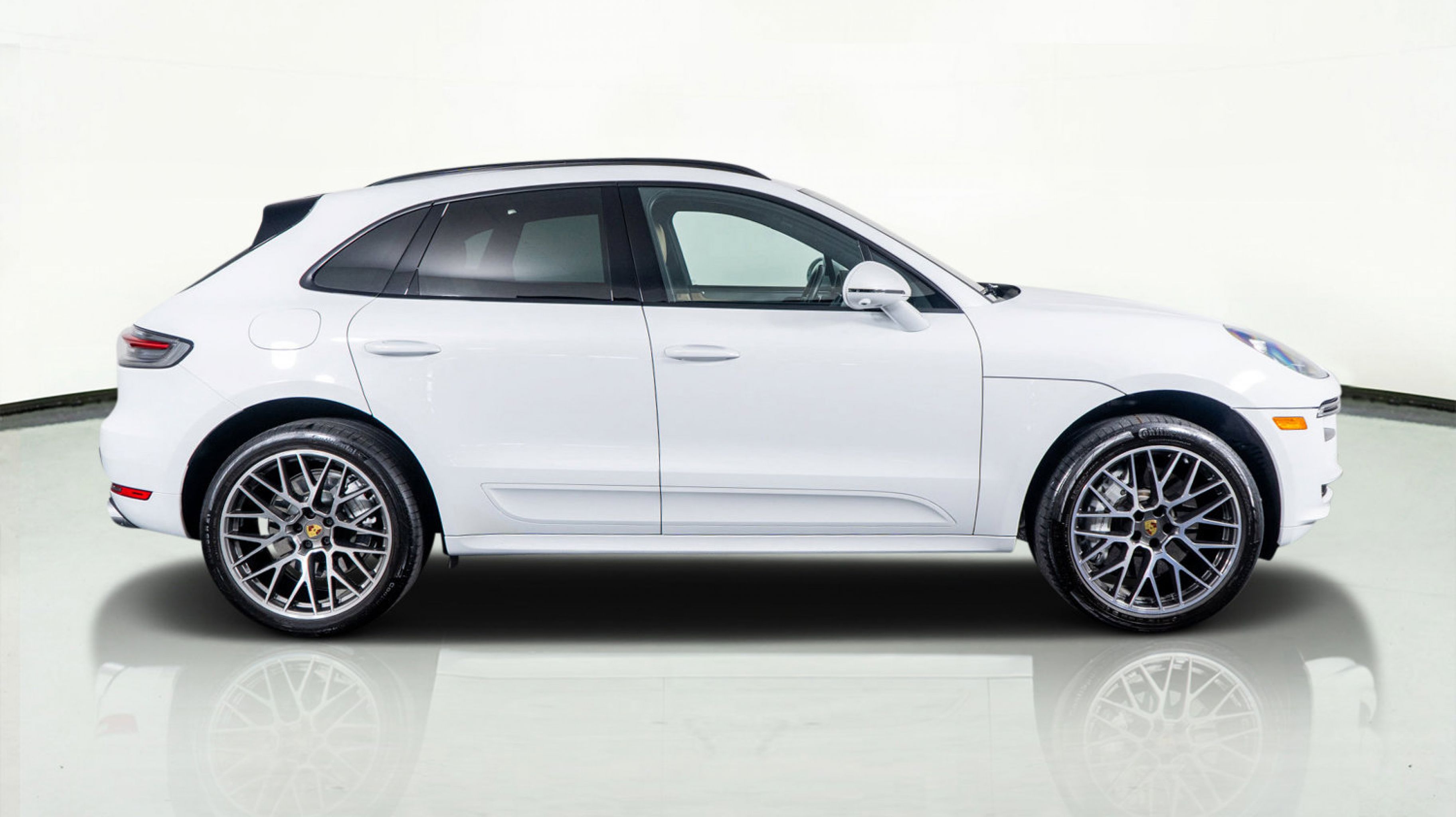 2020 Porsche Macan Turbo photo 4