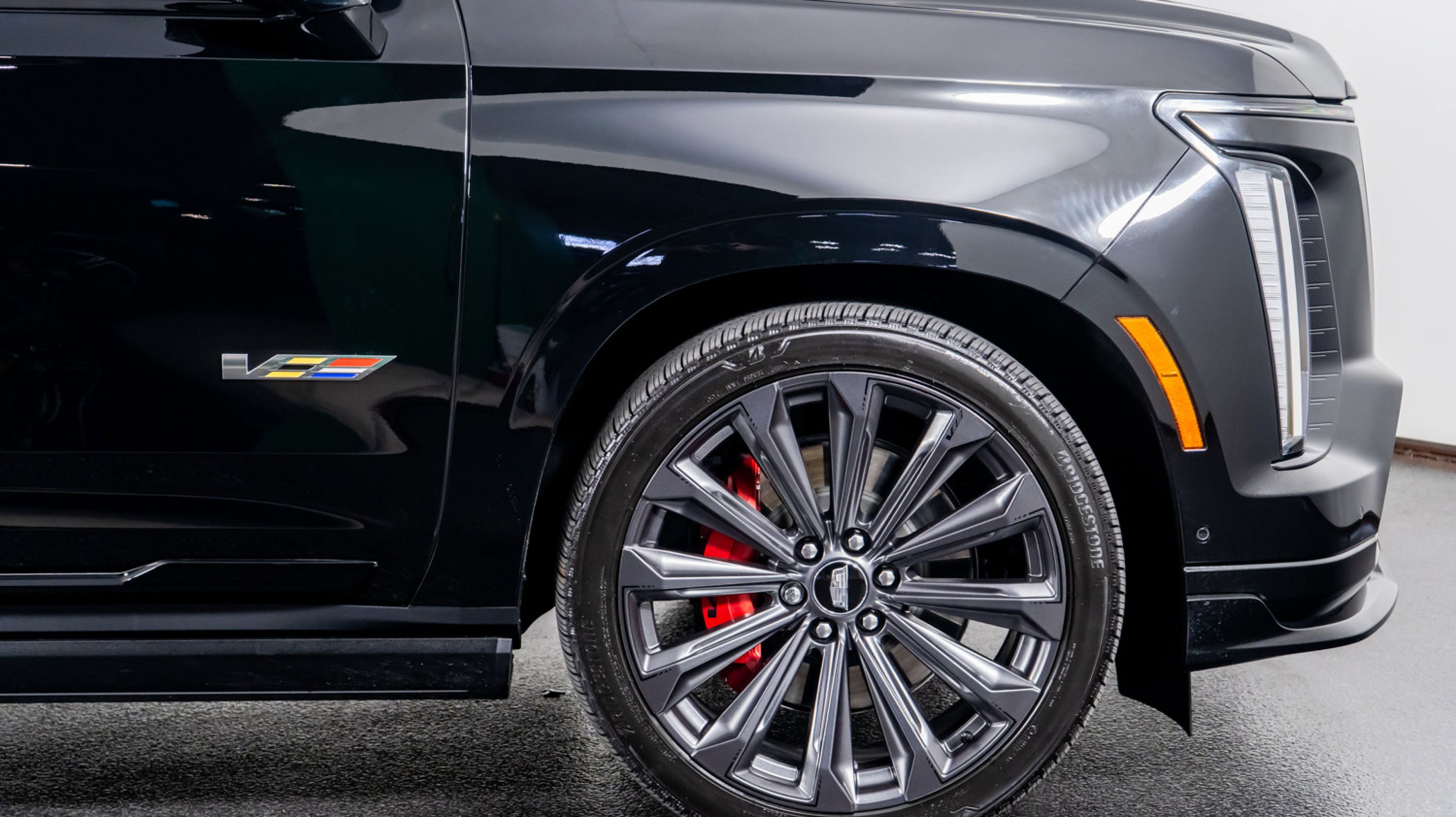 2025 Cadillac Escalade V-Series photo 4