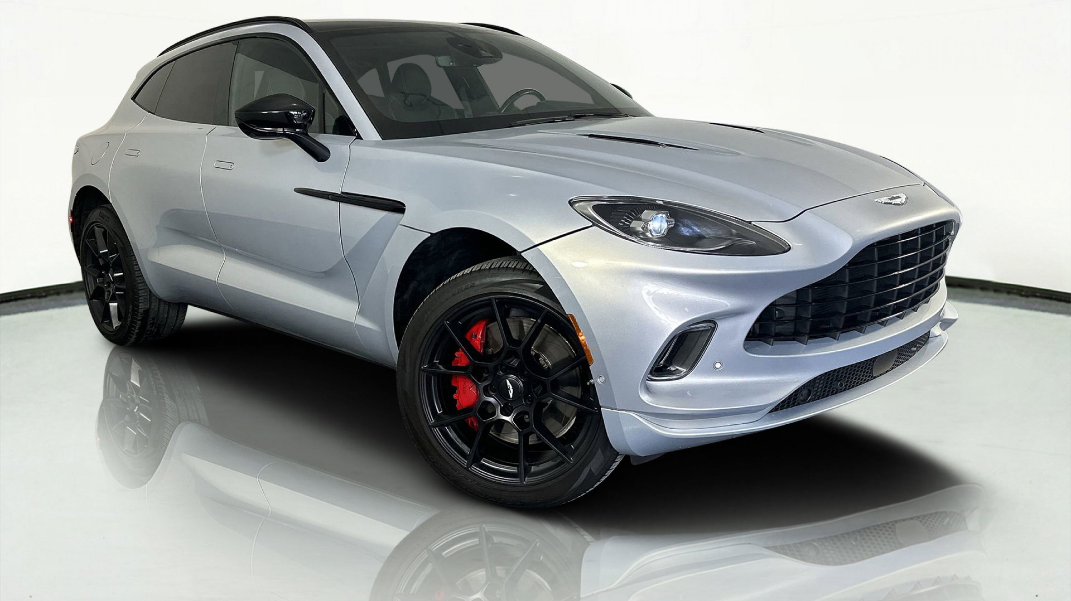 2023 Aston Martin DBX Base's photo