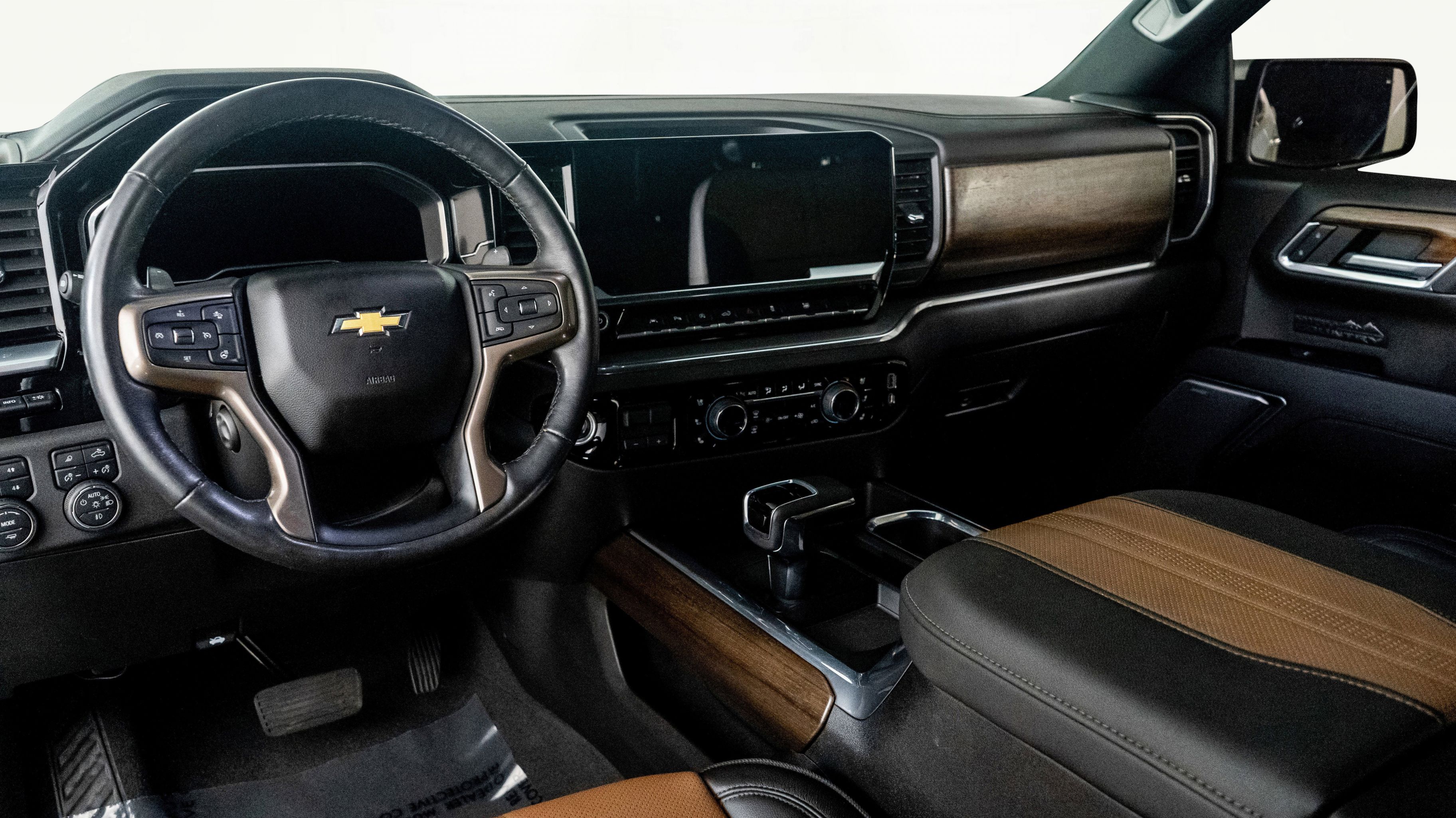 2023 Chevrolet Silverado High Country photo 2