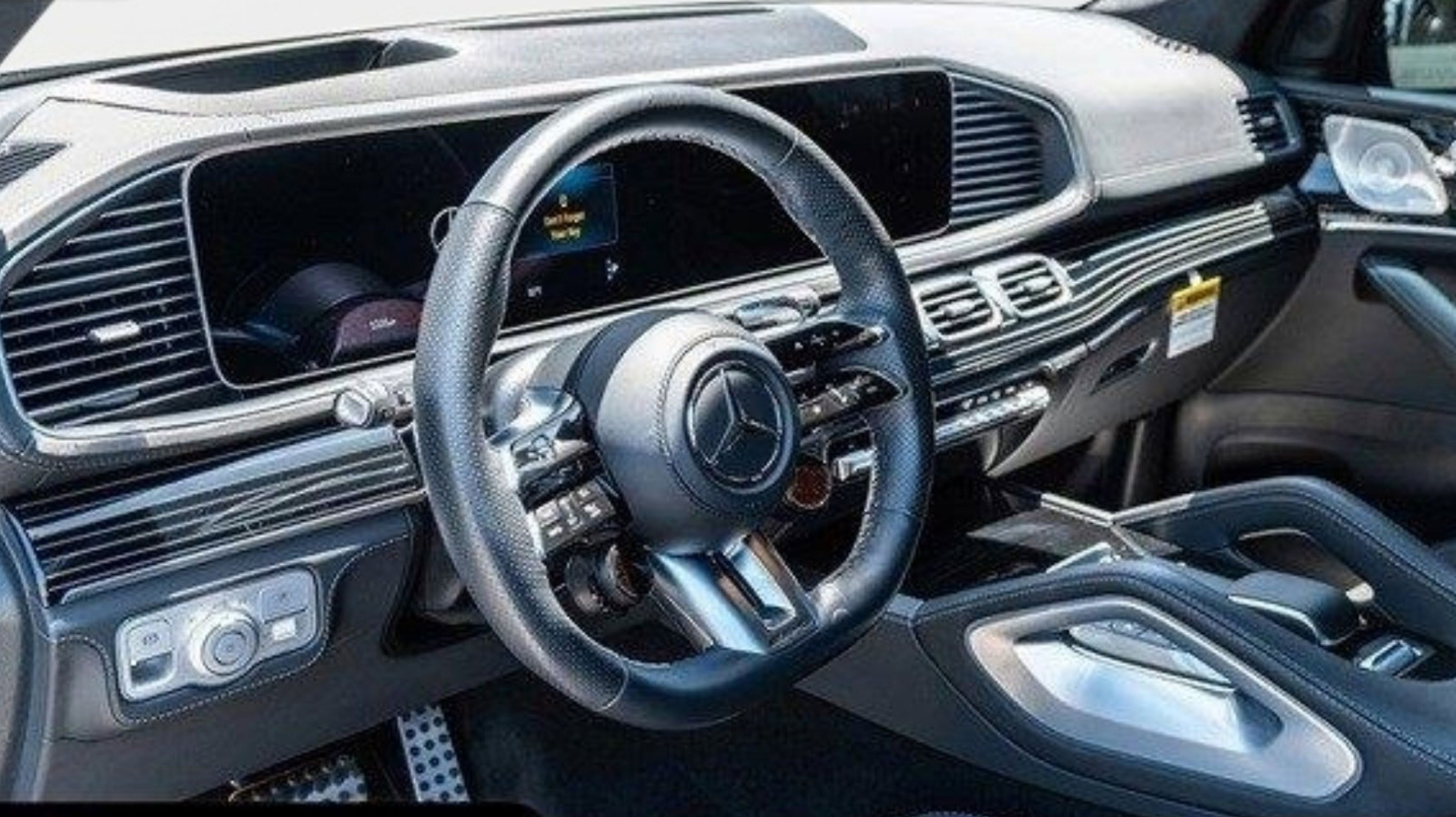 2024 Mercedes Benz GLS 4MATIC AMG 63 photo 2