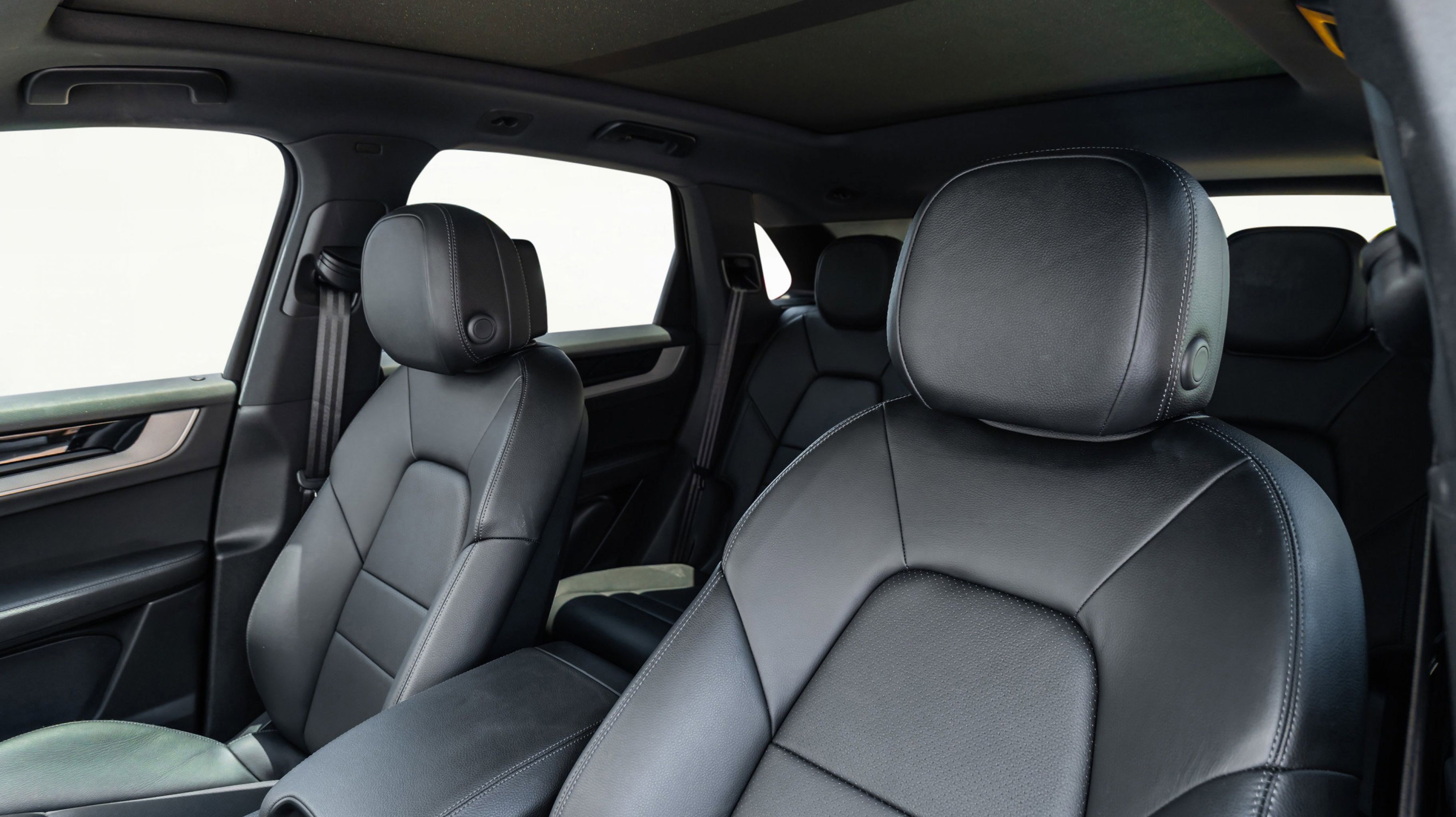 2024 Porsche Cayenne photo 2