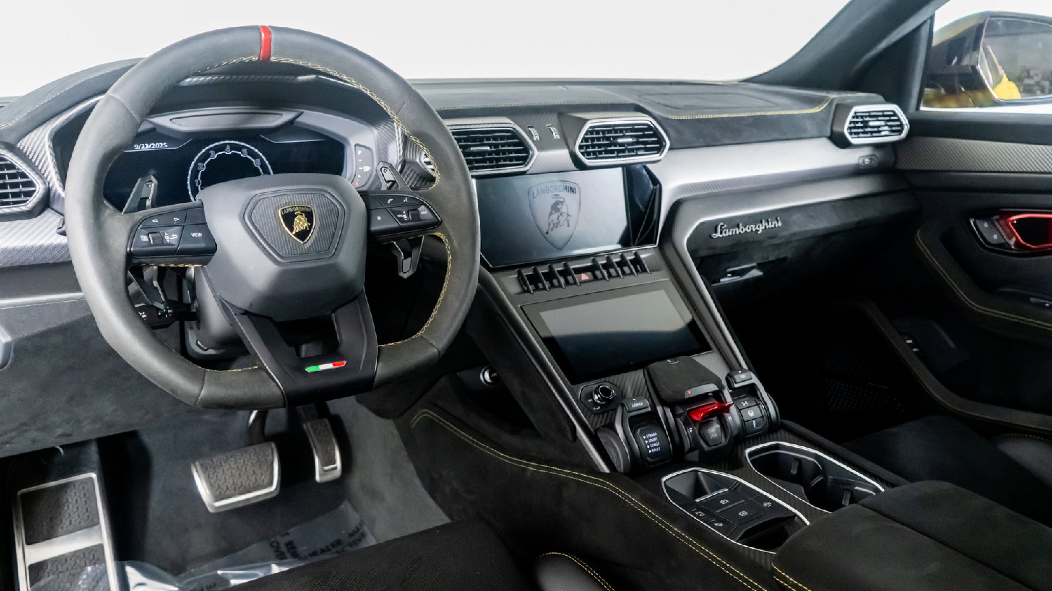2023 Lamborghini Urus Performante photo 2